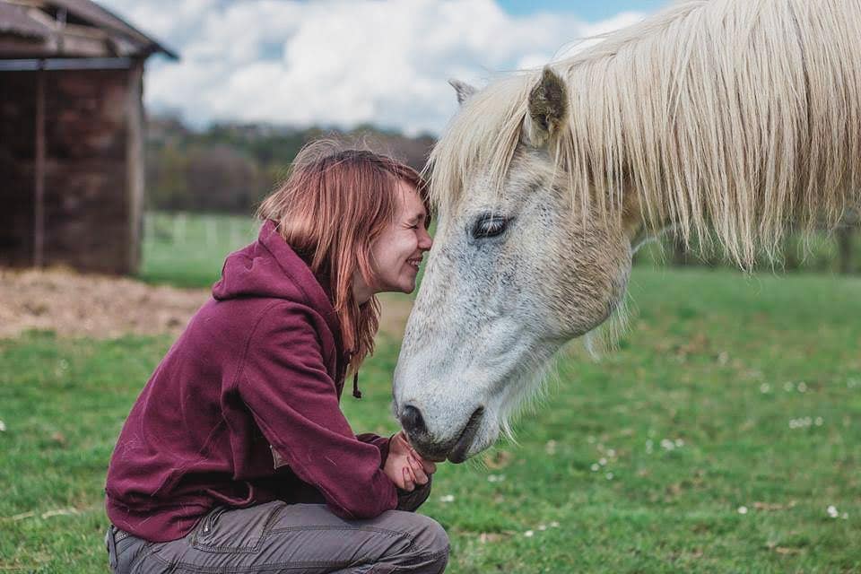 Relation de confiance entre Mary Jaguin et un cheval